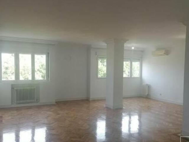 Piso en alquiler de tres dormitorios detrás del Retiro y con magníficas vistas directas al parque