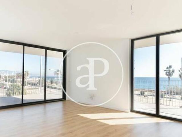 Piso en alquiler de tres habitaciones con terraza en primera línea de mar Badalona