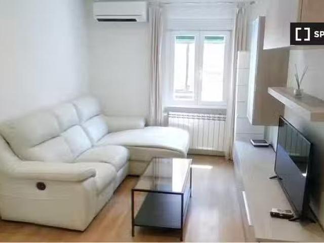 Piso en alquiler de 2 dormitorios en Valdeacederas, Madrid