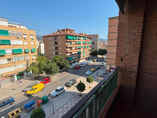 Piso en alquiler de 3 dormitorios con terraza junto al PTS – Calle Los Alayos, 1 Granada