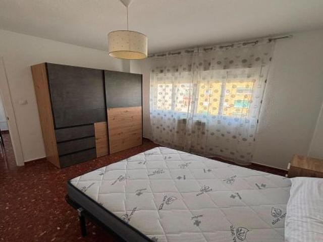 Piso en alquiler de 3 dormitorios con terraza junto al PTS – Calle Los Alayos, 1 Granada