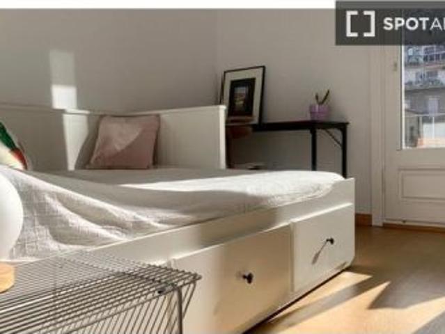 Piso en alquiler de 3 habitaciones en La Nova Esquerra de l' Eixample, perfecto para parejas