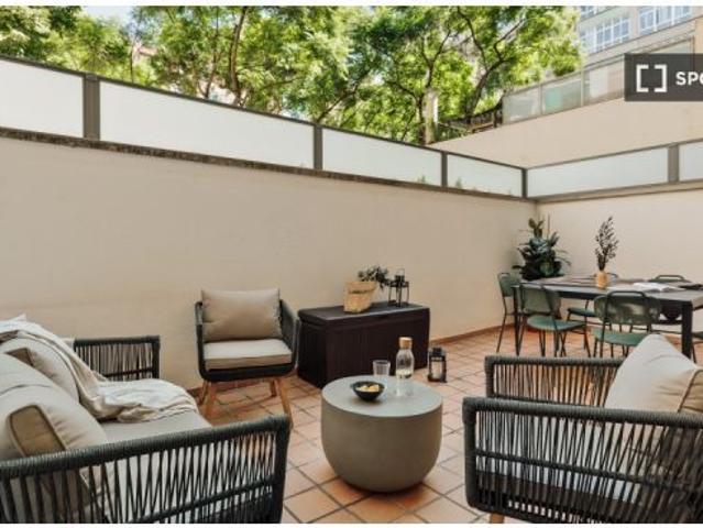 Piso en alquiler de 3 habitaciones en la Nova Esquerra de l' Eixample, perfecto para profesi