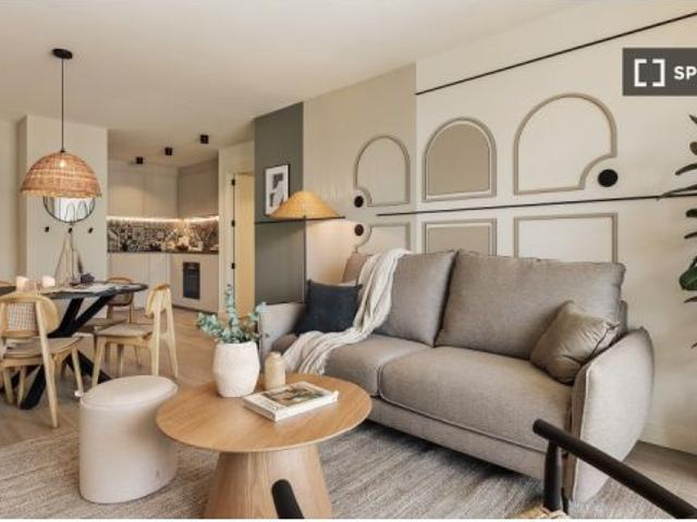 Piso en alquiler de 3 habitaciones en La Nova Esquerra de l' Eixample, perfecto para profesi