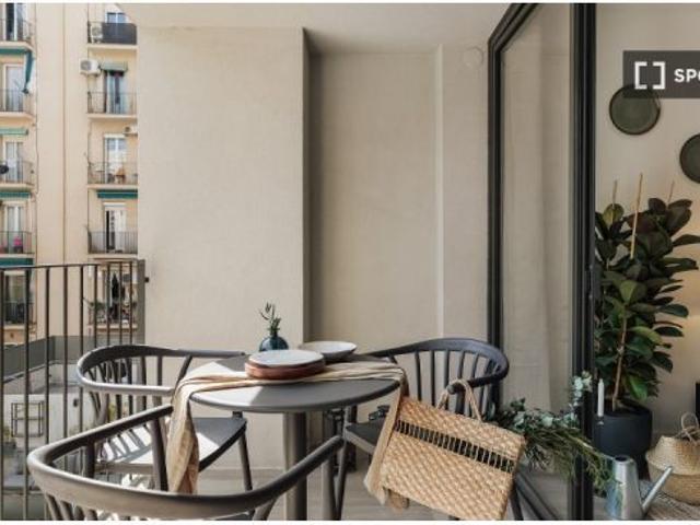 Piso en alquiler de 3 habitaciones en la Nova Esquerra de l' Eixample, perfecto para profesi