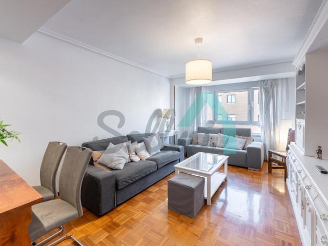 Piso en alquiler en Oviedo de 97m2 REF:70123