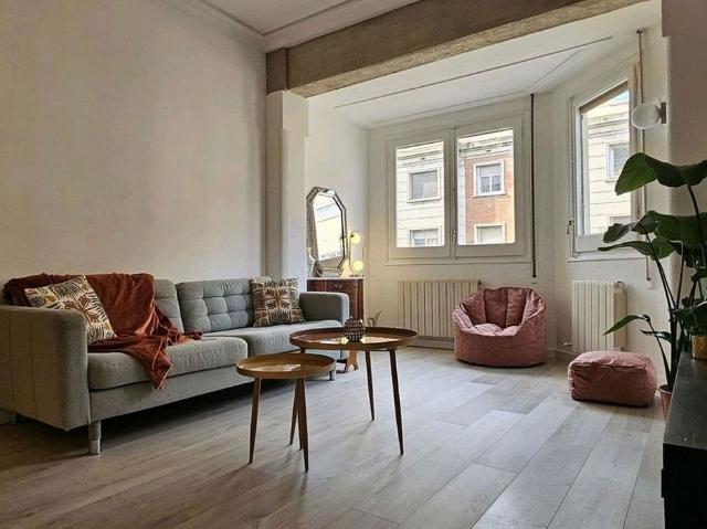 Piso en alquiler en avenida De la Mare de Déu de Montserrat, Barcelona, de 70 m² 2 habitaciones por 2.000 €