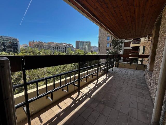 Piso en alquiler en Barcelona, de 210 m² 5 habitaciones por 3.700