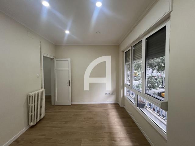 Piso en alquiler en Barcelona L'Eixample BONITO PISO EN FINCA CON ASCENSOR Y CONSERJERÍA