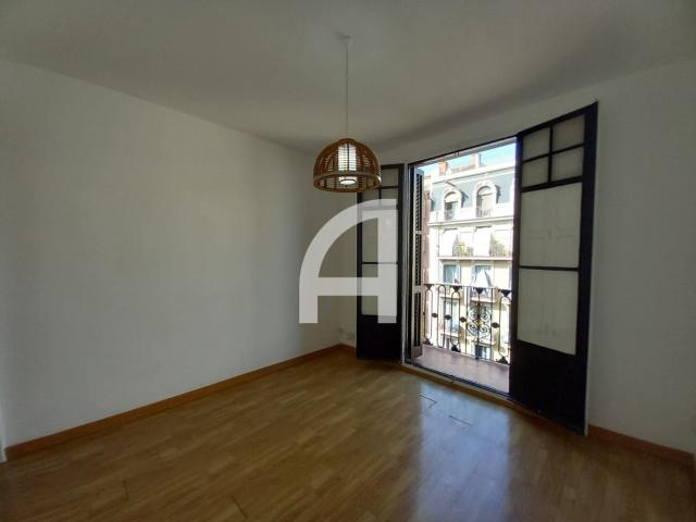 Piso en alquiler en Barcelona L'Eixample PISO ALTO Y LUMINOSO EN FINCA CON ASCENSOR