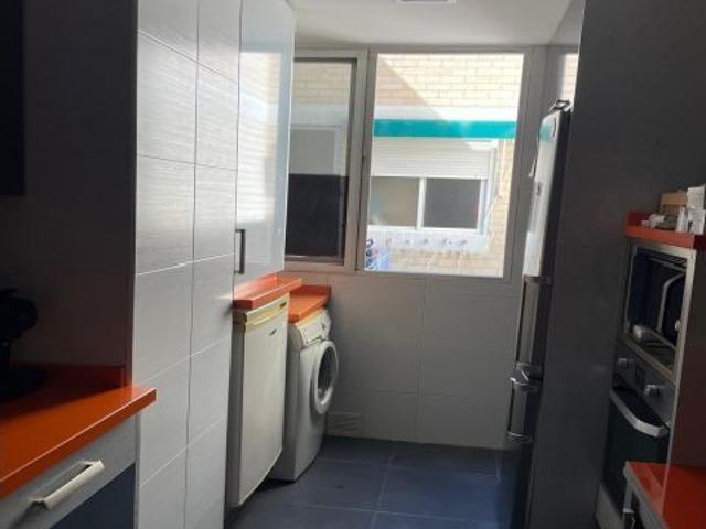 Piso en Alquiler en Calle Adelfa: Confort, Vistas y Ubicación Estratégica en Granada