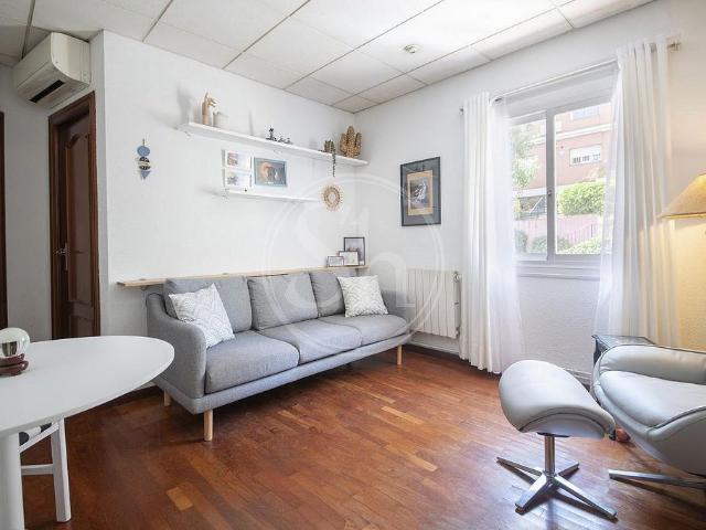 Piso en alquiler en calle Ana María Matute Ausejo, Barcelona, de 47 m² 2 habitaciones por 1.350