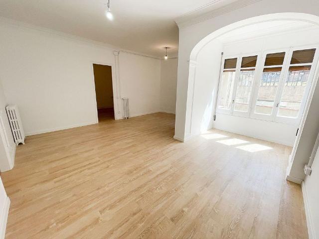 Piso en alquiler en calle Calabria, Barcelona, de 100 m² 4 habitaciones por 1.836