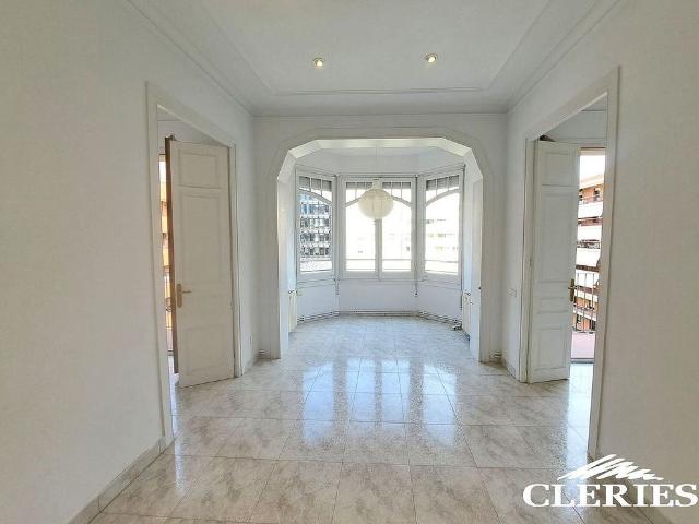 Piso en alquiler en calle Casp, Barcelona, de 90 m² 4 habitaciones por 1.558