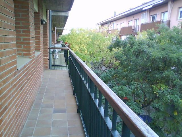Piso en alquiler en calle Castell de Requesens, Girona, de 49 m² 2 habitaciones por 886