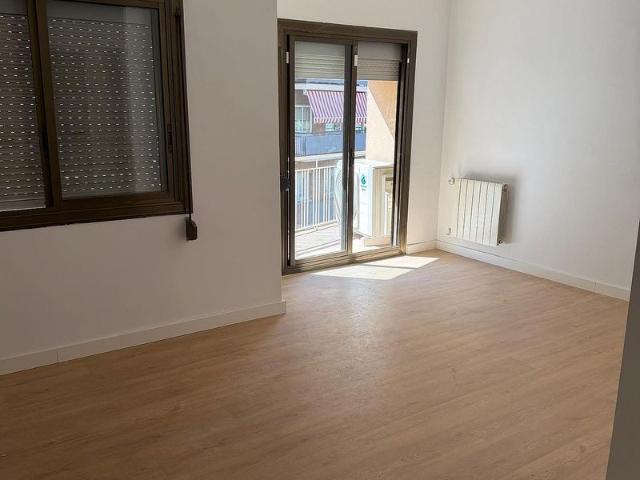 Piso en alquiler en calle Constitucio, Barcelona, de 122 m² 6 habitaciones por 1.600