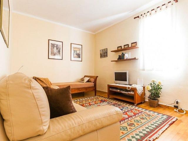 Piso en alquiler en calle D'aragó, Barcelona, de 65 m² 2 habitaciones por 1.390