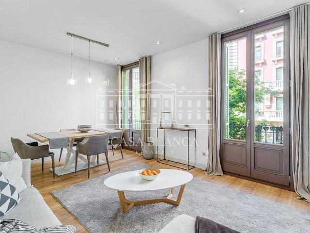 Piso en alquiler en calle De Muntaner, Barcelona, de 100 m² 3 habitaciones por 2.800