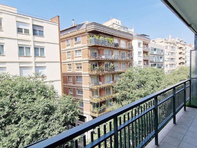 Piso en alquiler en calle De Muntaner, Barcelona, de 111 m² 4 habitaciones por 2.400