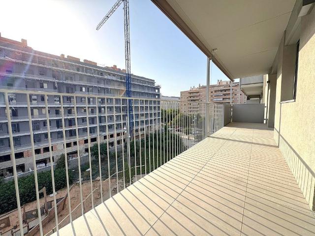 Piso en alquiler en calle De Martin Luther King, Barcelona, de 62 m² 2 habitaciones por 1.900