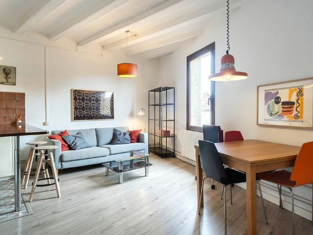 Piso en alquiler en calle De Montjuïc del Bisbe, Barcelona, de 80 m² 3 habitaciones por 1.432