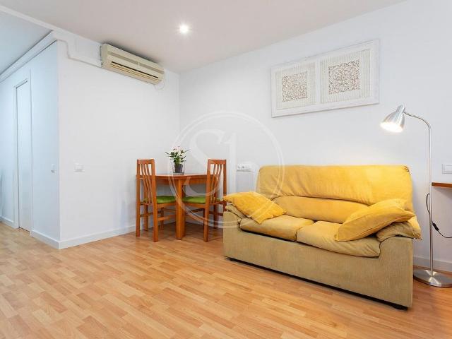 Piso en alquiler en calle De Móra D'ebre, Barcelona, de 35 m² 1 habitación por 1.000