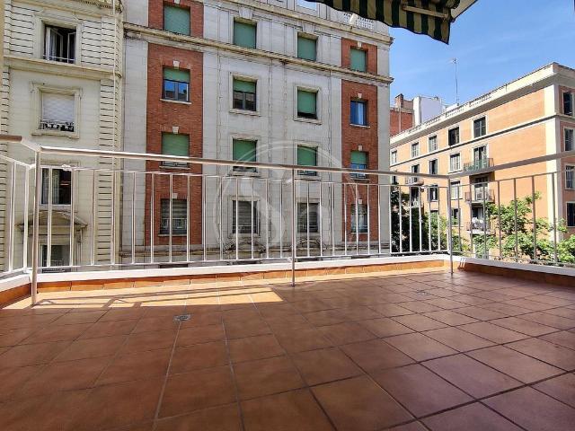 Piso en alquiler en calle De Calaf, Barcelona, de 131 m² 4 habitaciones por 2.740