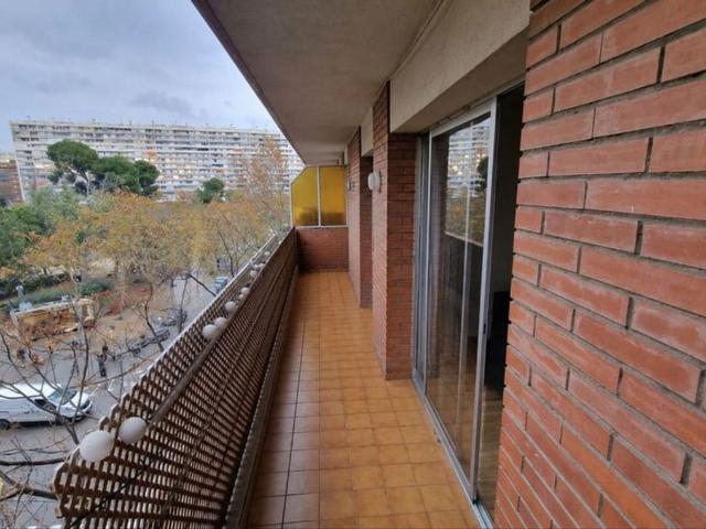 Piso en alquiler en calle De Can Bruixa, Barcelona, de 96 m² 4 habitaciones por 2.200