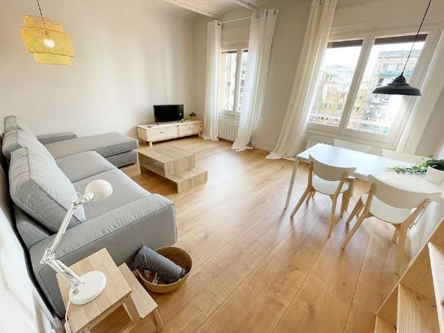 Piso en alquiler en calle De Casanova, Barcelona, de 85 m² 3 habitaciones por 1.800