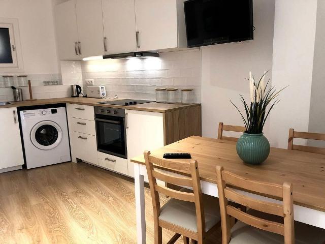 Piso en alquiler en calle De Cartagena, Barcelona, de 90 m² 4 habitaciones por 2.200