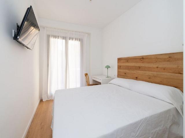 Piso en alquiler en calle De Cartagena, Barcelona, de 90 m² 4 habitaciones por 2.200