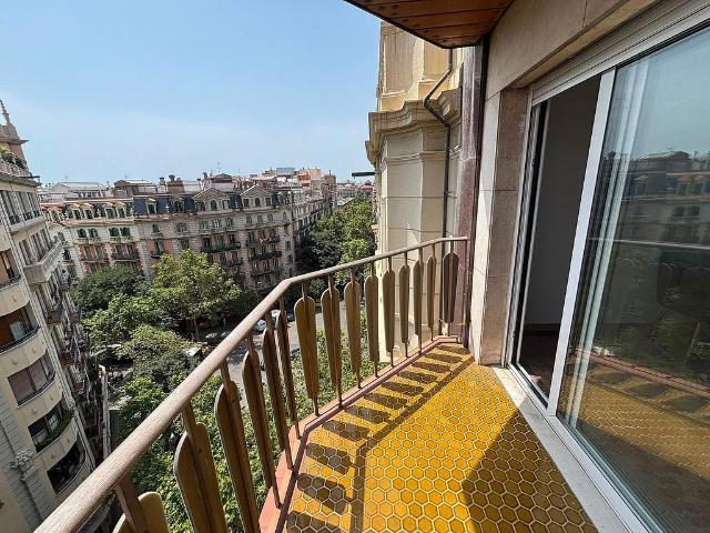 Piso en alquiler en calle De Còrsega, Barcelona, de 105 m² 3 habitaciones por 2.045