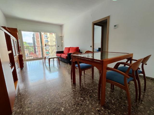 Piso en alquiler en calle De Felip II, Barcelona, de 108 m² 4 habitaciones por 2.395