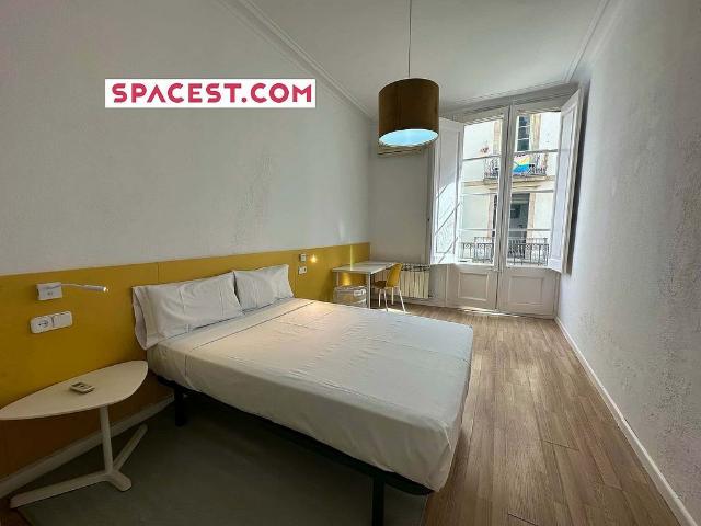 Piso en alquiler en calle De Ferran, Barcelona, de 100 m² 3 habitaciones por 2.135