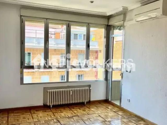 Piso en alquiler en Calle de Guzmán El Bueno, cerca de Calle Rodríguez San Pedro