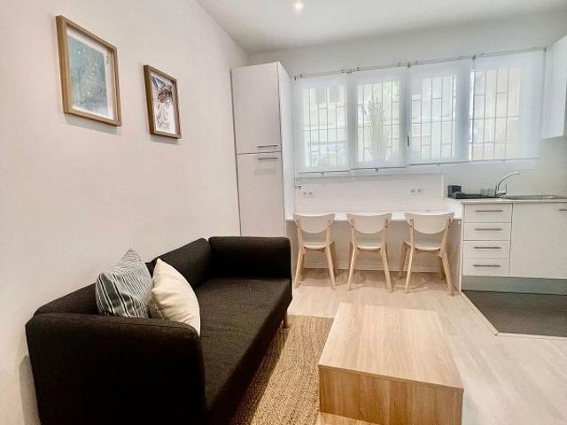 Piso en alquiler en calle De Joan Blanques, Barcelona, de 32 m² 1 habitación por 1.600