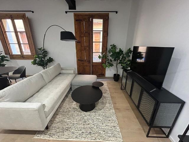 Piso en alquiler en calle De Josep Anselm Clavé, Barcelona, de 75 m² 2 habitaciones por 2.000