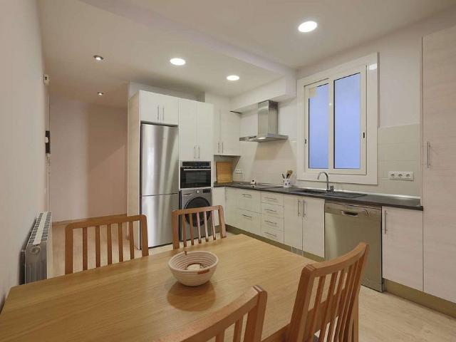 Piso en alquiler en calle De la Marina, Barcelona, de 10 m² 3 habitaciones por 1.965