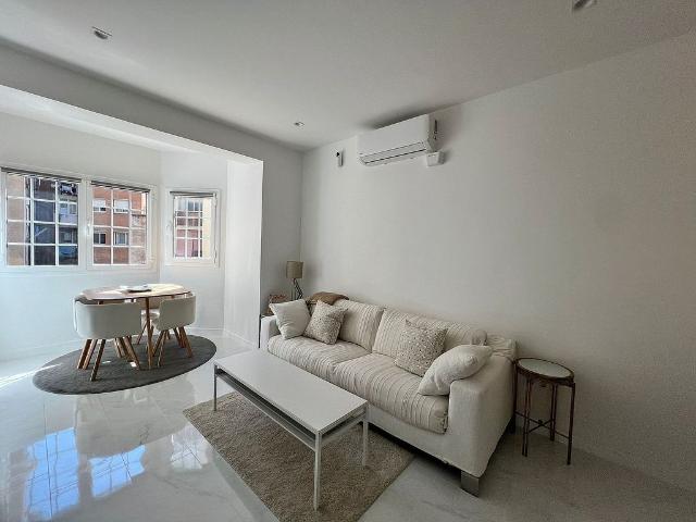 Piso en alquiler en calle De la Marina, Barcelona, de 53 m² 3 habitaciones por 1.300