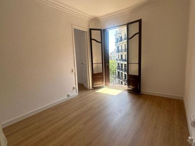 Piso en alquiler en calle De la Marina, Barcelona, de 60 m² 3 habitaciones por 1.300