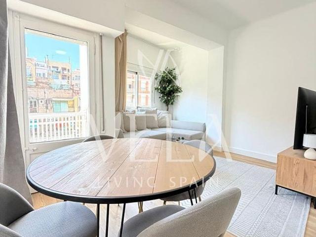 Piso en alquiler en calle De la Marina, Barcelona, de 65 m² 2 habitaciones por 1.950