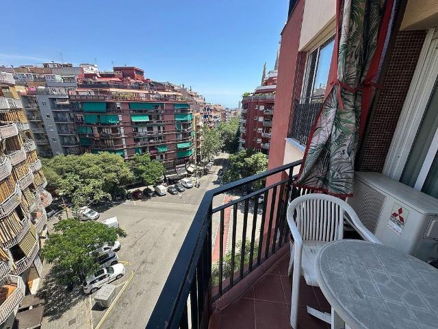 Piso en alquiler en calle De la Marina, Barcelona, de 77 m² 4 habitaciones por 1.700