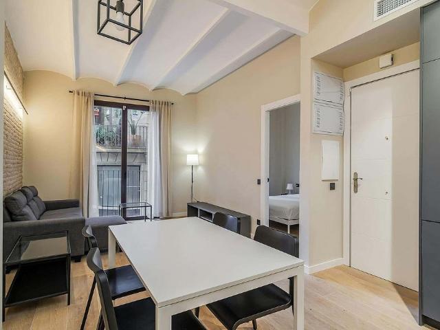 Piso en alquiler en calle De la Canuda, Barcelona, de 78 m² 2 habitaciones por 1.946