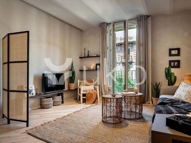 Piso en alquiler en calle De la Diputació, Barcelona, de 76 m² 2 habitaciones por 2.855