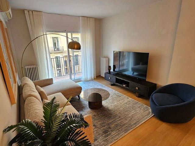 Piso en alquiler en calle De la Diputació, Barcelona, de 93 m² 3 habitaciones por 2.700