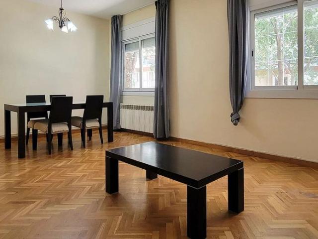 Piso en alquiler en calle De la Independència, Barcelona, de 94 m² 3 habitaciones por 1.430
