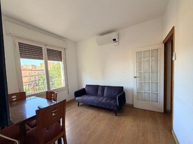 Piso en alquiler en calle De la Indústria, Barcelona, de 48 m² 3 habitaciones por 1.036