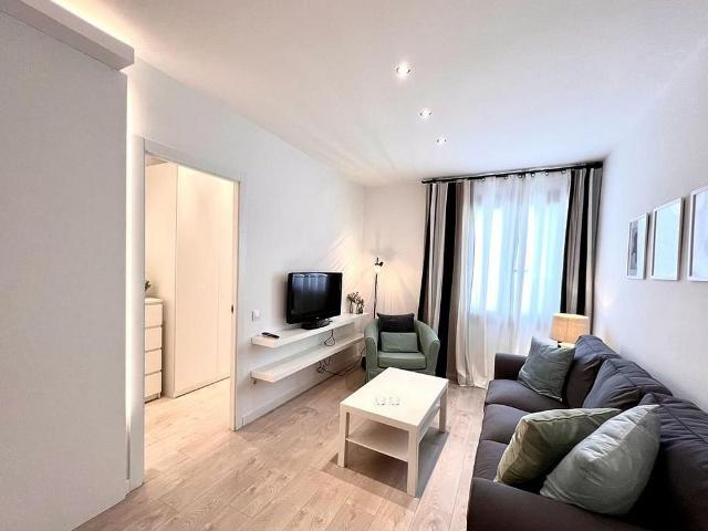 Piso en alquiler en calle De la Indústria, Barcelona, de 56 m² 2 habitaciones por 1.215