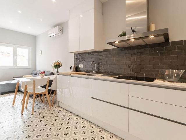 Piso en alquiler en calle De la Torre D'en Damians, Barcelona, de 60 m² 2 habitaciones por 2.100