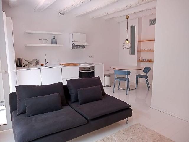 Piso en alquiler en calle De Les Carretes, Barcelona, de 70 m² 2 habitaciones por 1.354